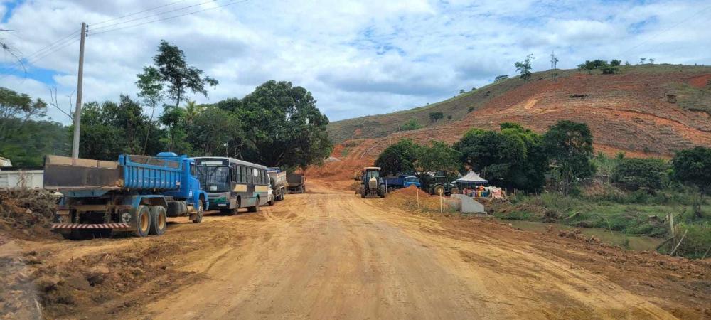 Máquinas seguem trabalhando na reabertura da estrada entre Barra de São Francisco a Mantenópolis