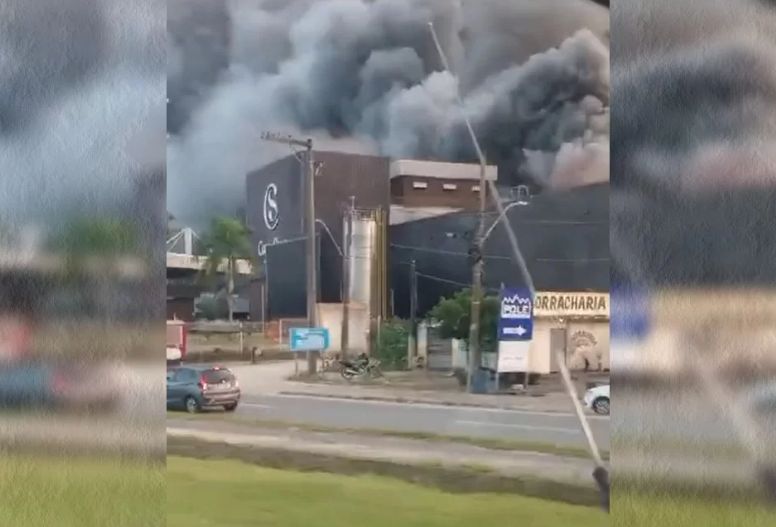 ES: incêndio de grandes proporções toma conta de fábrica da Cacau Show