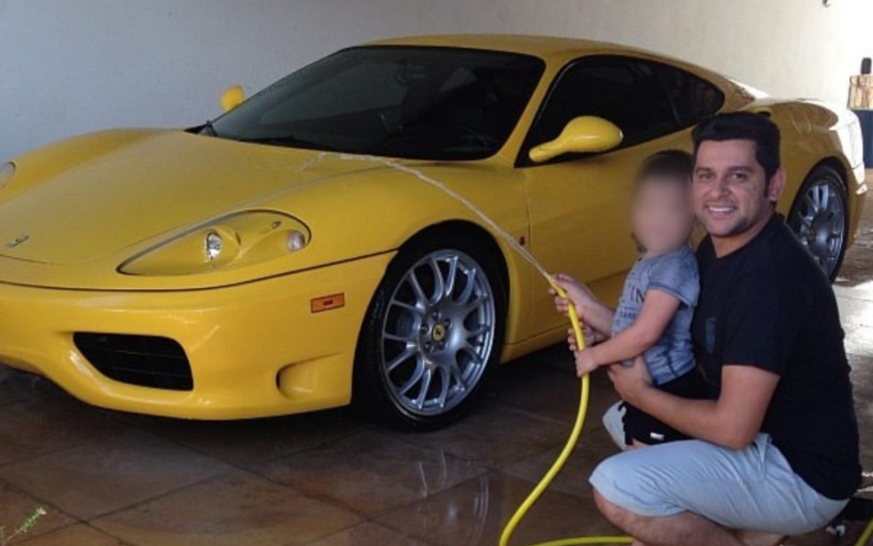 Cantor sertanejo Léo Magalhães é obrigado a pagar Ferrari que comprou e não quitou, em Goiânia