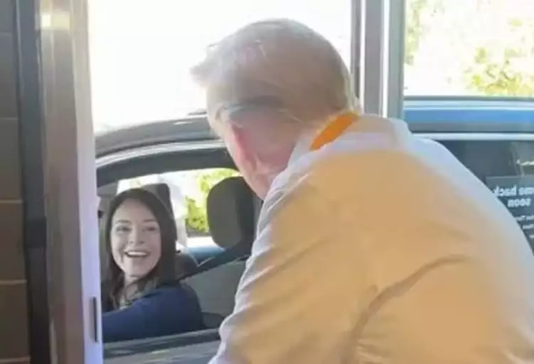 Brasileira faz pedido ao candidato Donald Trump durante ação de campanha em McDonald's