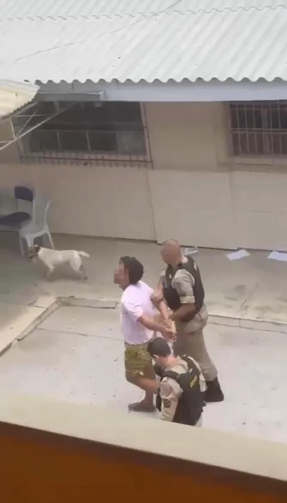 Professor surta e é algemado após invadir escola em Resplendor-MG; aulas são suspensas.