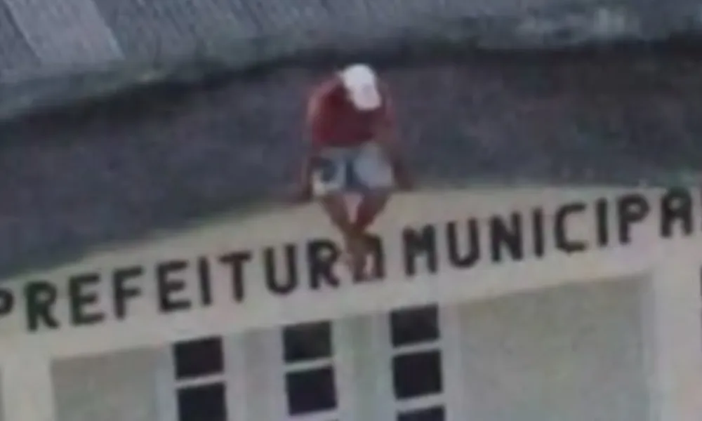 Tensão em Boa Esperança: Homem Escala Prédio da Prefeitura e Ameaça se Jogar
