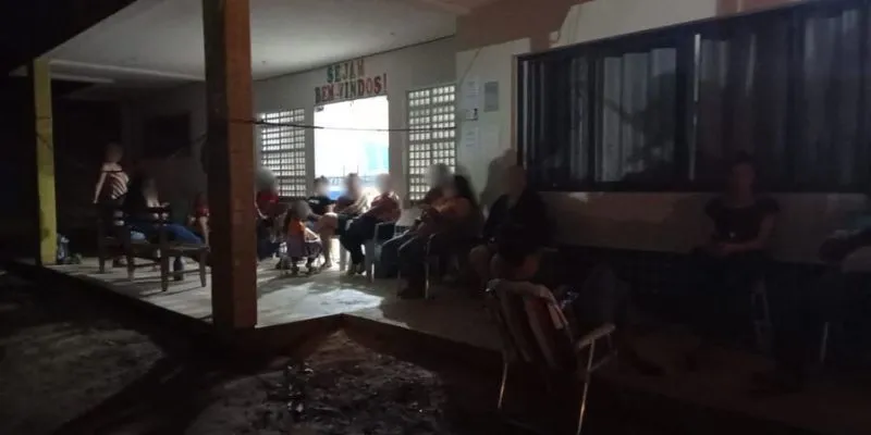 Absurdo: Pais Acampam na Porta de Creche em Mantenópolis-ES, em Busca de Vaga para os Filhos