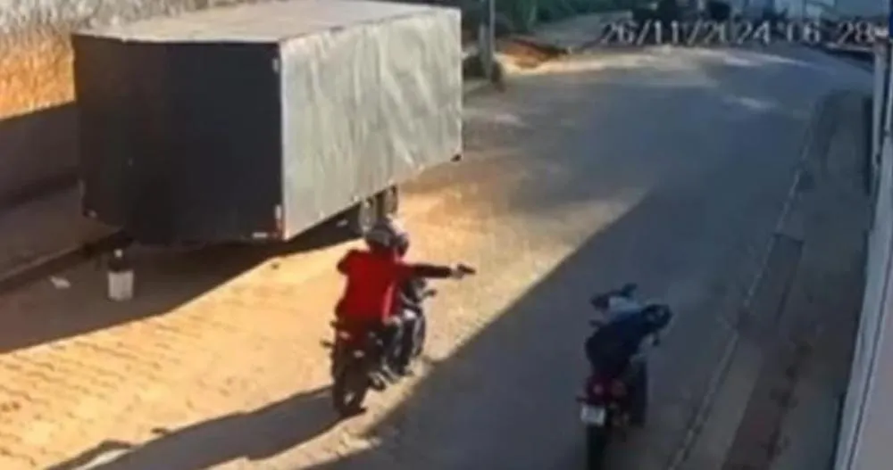 Motociclista é alvo de emboscada e baleado em frente a câmeras.