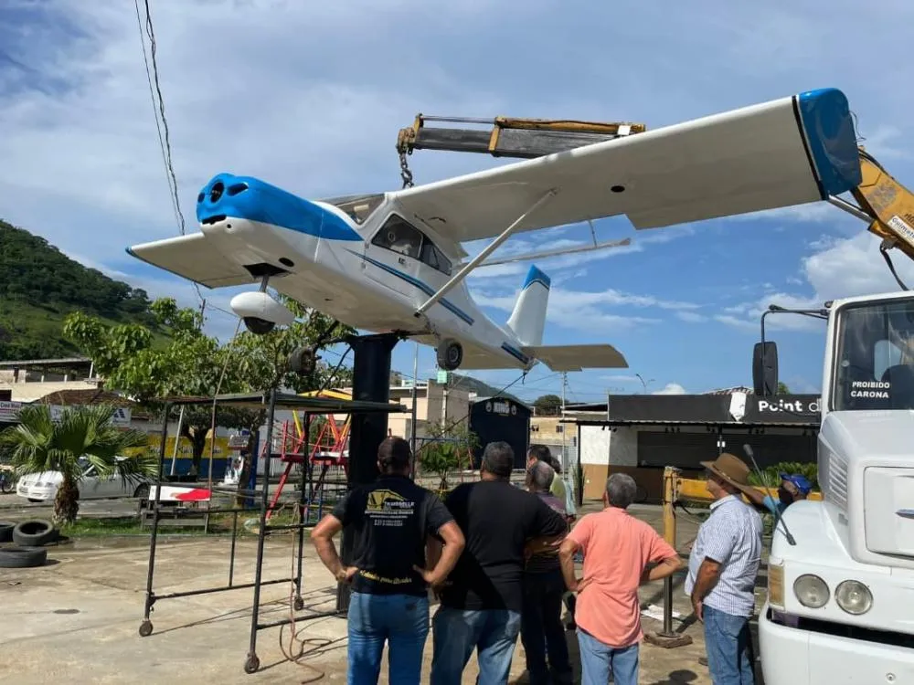 Avião é instalado na Praça de Vila Nova e resgata a história do campo de aviação de Mantena