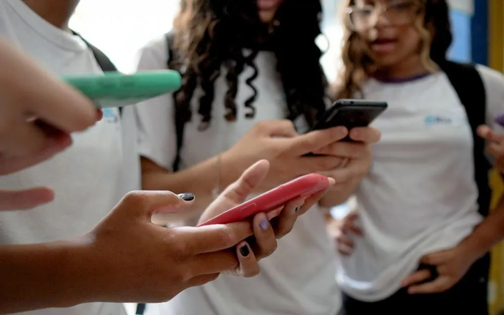 Senado aprova proibição de celulares nas escolas