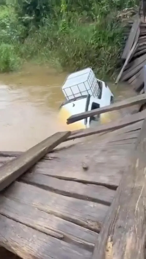Ponte Desaba Com Carro e Quatro Ocupantes
