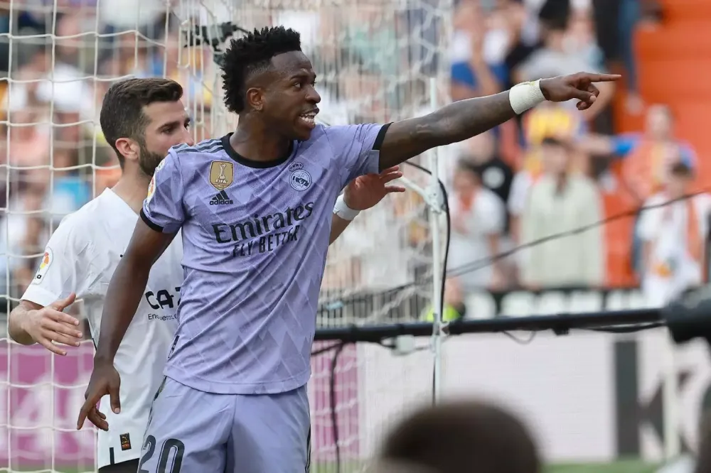 Vini Jr. é expulso por agressão em estádio onde sofreu racismo e se revolta