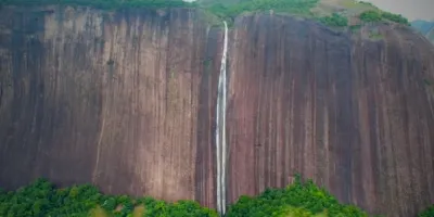 Cachoeira do Denzol: A imponência natural de Barra de São Francisco