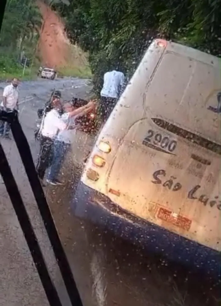 Onibus da Viação São Luiz Quase Tomba em Represa no Município de Pancas-ES