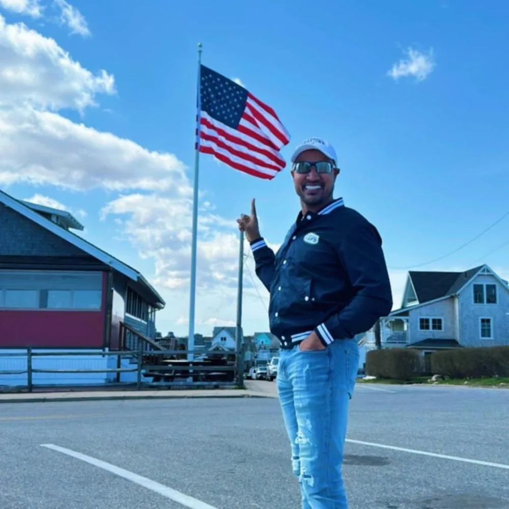 A imprensa internacional destaca a visita de Aluísio Ferreira de Sousa à ilha de Martha's Vineyard.