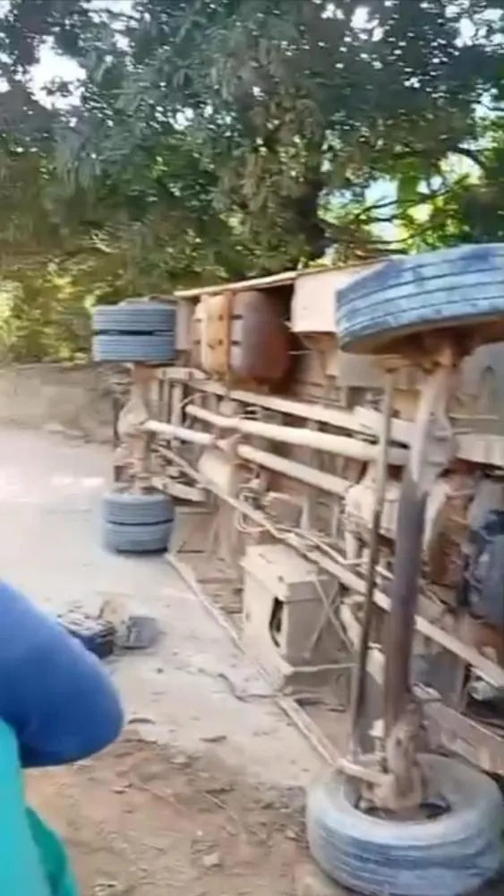 Susto em Pancas (ES): Ônibus Escolar da Viação São Luís Tomba na Zona Rural 