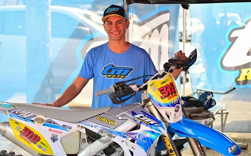 Fenômeno de Pancas (ES): Isaac Scardini, de 16 Anos, Supera Fratura na Mão e Brilha em Teste com Equipe Internacional de Enduro