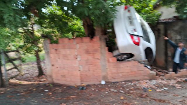  Tragédia: Carro com Placa de Mantena Invade Residência