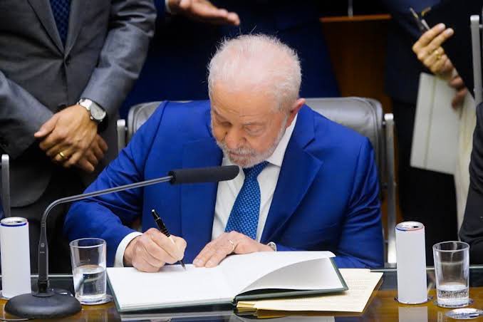 Presidente Lula sanciona lei que torna o Dia Nacional da Consciência Negra feriado nacional
