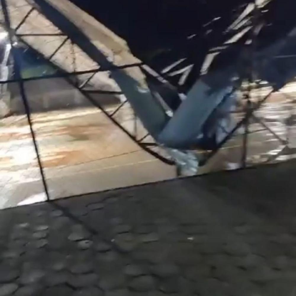 Vendaval parte quadra de esportes de Nova Belém-mg ao meio. [VEJA O VIDEO]