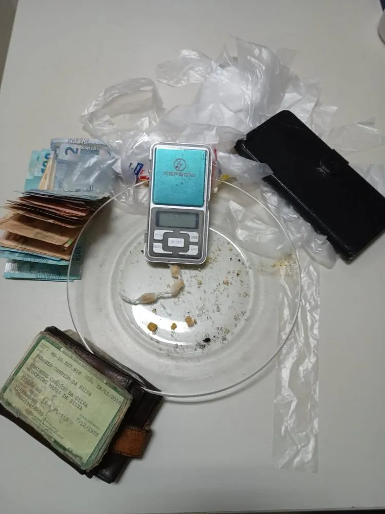 POLICIAIS DO 11º BPM PRENDEM HOMEM COM CRACK E DINHEIRO APÓS DENÚNCIA EM ÁGUIA BRANCA