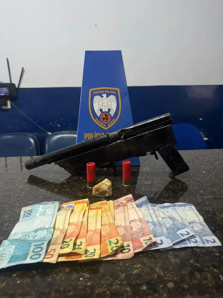 POLICIAIS DO 11º BPM PRENDEM SUSPEITO POR TRÁFICO E APREENDEM ARMA DE FABRICAÇÃO CASEIRA EM MANTENÓPOLIS