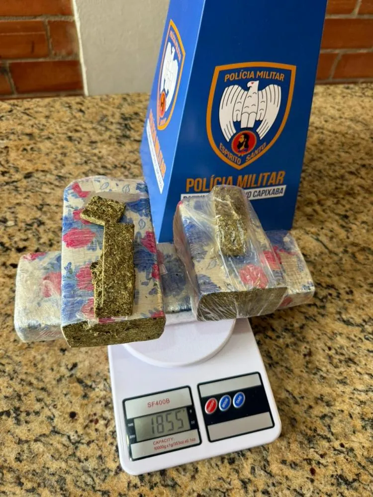 POLICIAIS DO 11º BPM APREENDEM QUASE 2 KG DE MACONHA E BALANÇA DURANTE PERSEGUIÇÃO NO BAIRRO COLINA