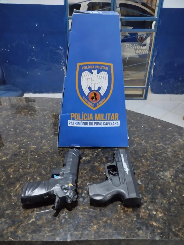 POLICIAIS DO 11º BPM APREENDEM DOIS SIMULACROS DE ARMA DE FOGO EM MANTENÓPOLIS
