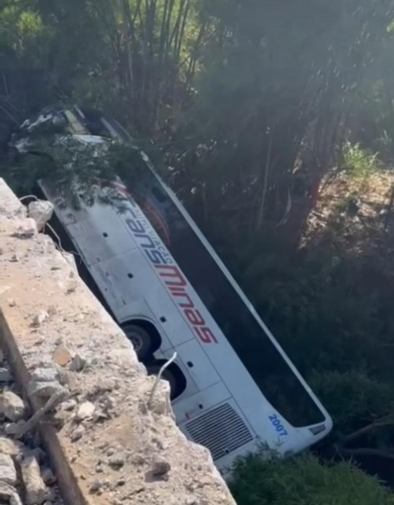 Tragédia em Minas: acidente com ônibus e carro deixa pelo menos seis mortos