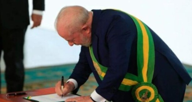 Lula assina decreto para tornar cesta básica mais saudável